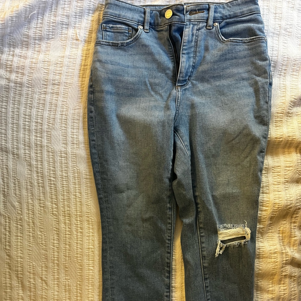 Skinny Jean with deconstructed knee